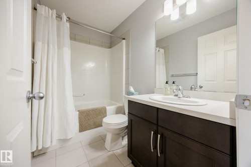 3841 Powell Wynd Sw, Edmonton, AB - Indoor Photo Showing Bathroom
