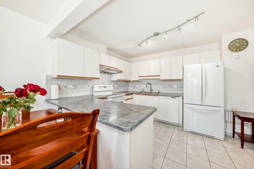 28 9520 174 Street, Edmonton, AB - Indoor Photo Showing Kitchen