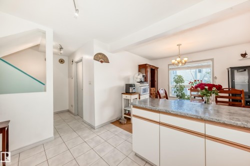 28 9520 174 Street, Edmonton, AB - Indoor Photo Showing Kitchen