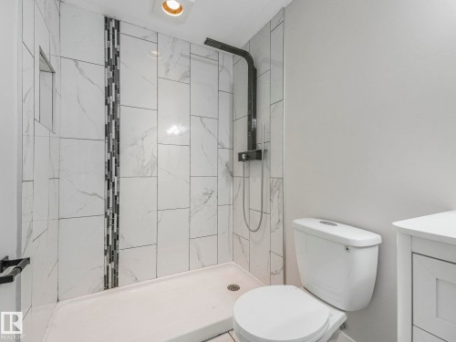 7327 24 Avenue, Edmonton, AB - Indoor Photo Showing Bathroom