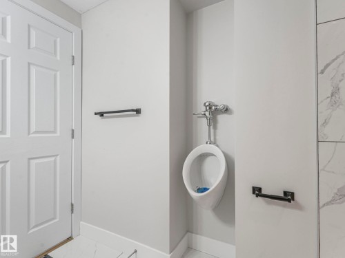 7327 24 Avenue, Edmonton, AB - Indoor Photo Showing Bathroom