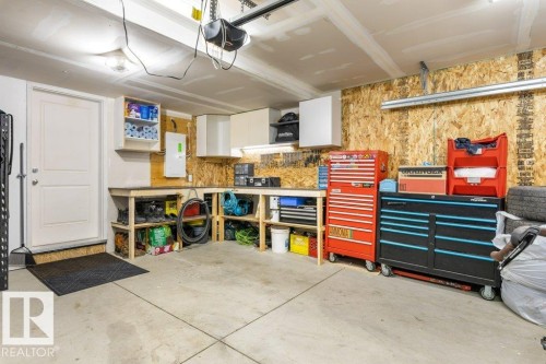 4 Jensen Gate, St. Albert, AB - Indoor Photo Showing Garage