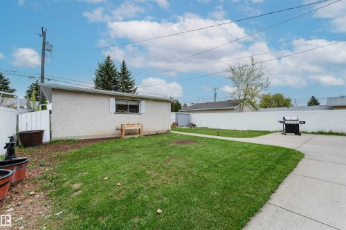 Detached garage structure with stucco exterior and window - 13231 74 Street, Edmonton, AB - Outdoor