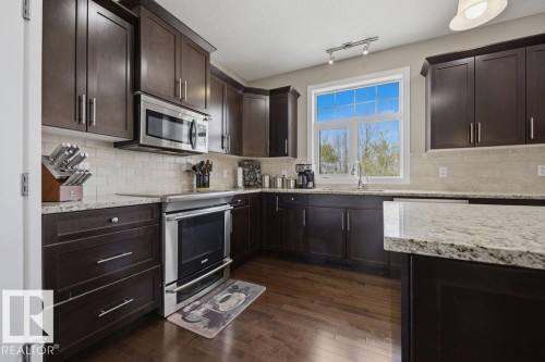 5 Krahn Court, Leduc, AB - Indoor Photo Showing Kitchen With Upgraded Kitchen