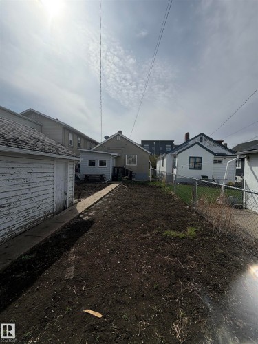Expansive backyard area with exposed earth - 9630 106 Avenue, Edmonton, AB - Outdoor