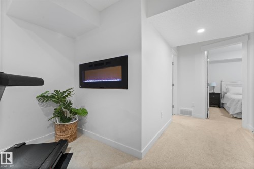 5152 4 Avenue, Edmonton, AB - Indoor Photo Showing Other Room