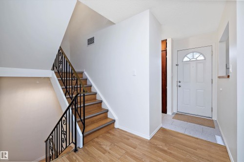 47 Royal Road, Edmonton, AB - Indoor Photo Showing Other Room