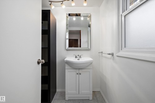 47 Royal Road, Edmonton, AB - Indoor Photo Showing Bathroom