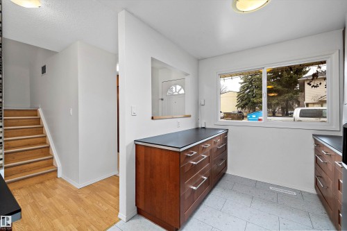 47 Royal Road, Edmonton, AB - Indoor