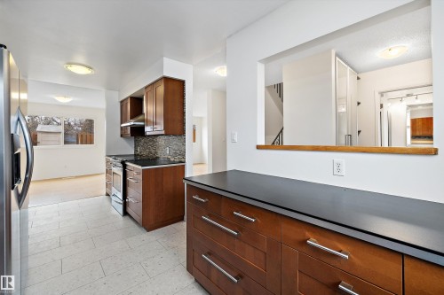 47 Royal Road, Edmonton, AB - Indoor Photo Showing Kitchen