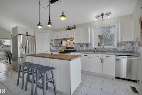 10 Campbell Road, Leduc, AB - Indoor Photo Showing Kitchen With Upgraded Kitchen