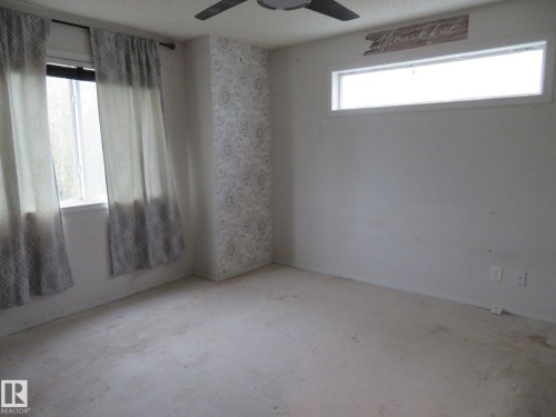 Room featuring multiple windows, including a horizontal transom window - 2945 26 Street, Edmonton, AB - Indoor Photo Showing Other Room
