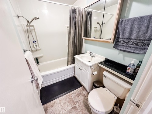 3 8406 104 Street, Edmonton, AB - Indoor Photo Showing Bathroom