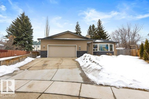The property features a front yard with a paved driveway and an attached garage - 7 Ash Place, St. Albert, AB - Outdoor