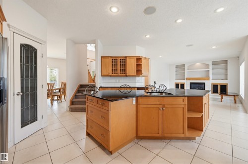 652 Henderson Street, Edmonton, AB - Indoor Photo Showing Kitchen
