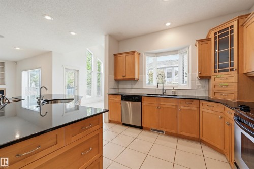 652 Henderson Street, Edmonton, AB - Indoor Photo Showing Kitchen