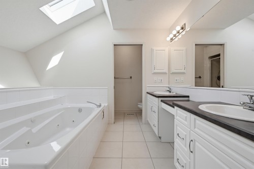 652 Henderson Street, Edmonton, AB - Indoor Photo Showing Bathroom