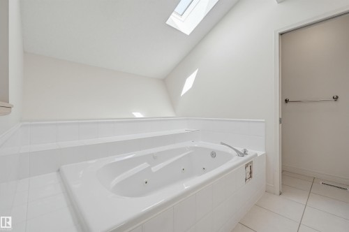 652 Henderson Street, Edmonton, AB - Indoor Photo Showing Bathroom