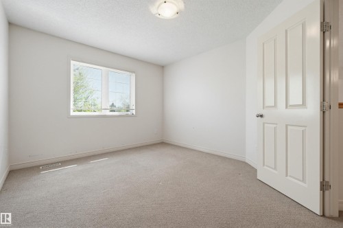 652 Henderson Street, Edmonton, AB - Indoor Photo Showing Other Room