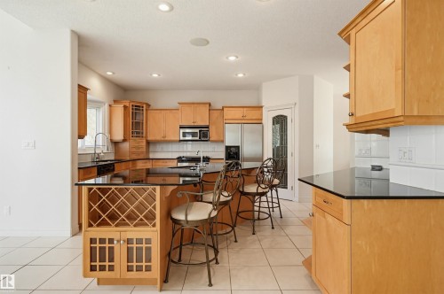 652 Henderson Street, Edmonton, AB - Indoor Photo Showing Kitchen