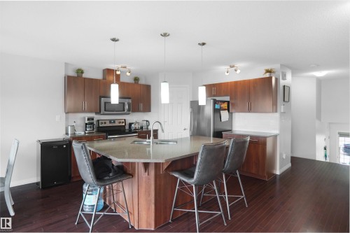 1702 Chapman Way, Edmonton, AB - Indoor Photo Showing Kitchen