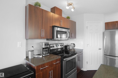 1702 Chapman Way, Edmonton, AB - Indoor Photo Showing Kitchen