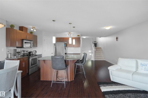 1702 Chapman Way, Edmonton, AB - Indoor Photo Showing Kitchen With Upgraded Kitchen