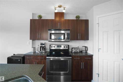 1702 Chapman Way, Edmonton, AB - Indoor Photo Showing Kitchen