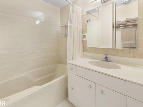 9202 117 Street, Edmonton, AB - Indoor Photo Showing Bathroom