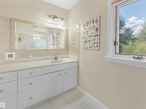 9202 117 Street, Edmonton, AB - Indoor Photo Showing Bathroom