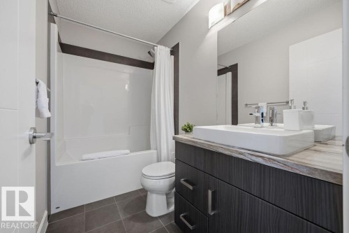 2366 Ware Crescent, Edmonton, AB - Indoor Photo Showing Bathroom
