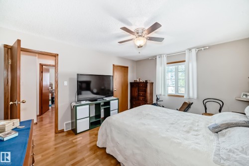 15330 99 Avenue, Edmonton, AB - Indoor Photo Showing Bedroom