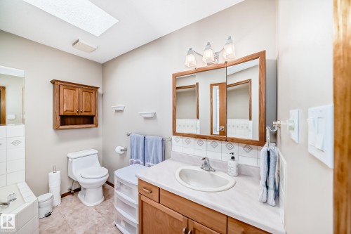 15330 99 Avenue, Edmonton, AB - Indoor Photo Showing Bathroom