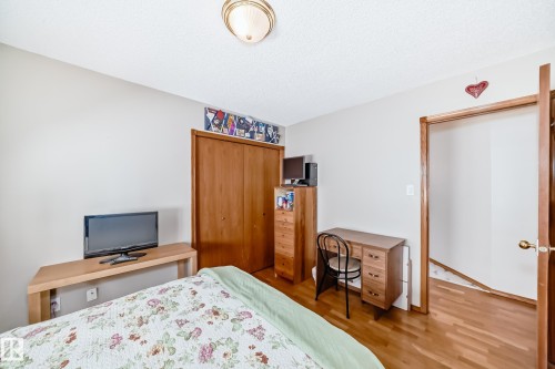 15330 99 Avenue, Edmonton, AB - Indoor Photo Showing Bedroom