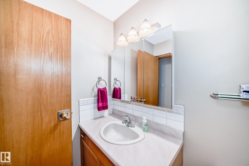 15330 99 Avenue, Edmonton, AB - Indoor Photo Showing Bathroom
