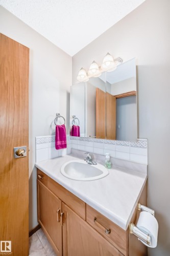 15330 99 Avenue, Edmonton, AB - Indoor Photo Showing Bathroom