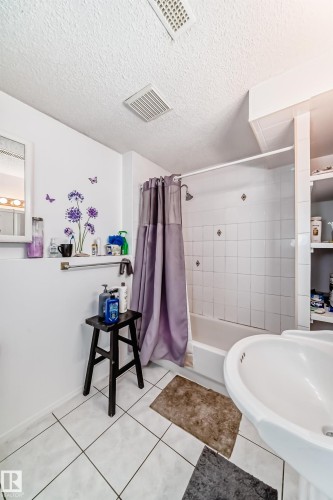 15330 99 Avenue, Edmonton, AB - Indoor Photo Showing Bathroom