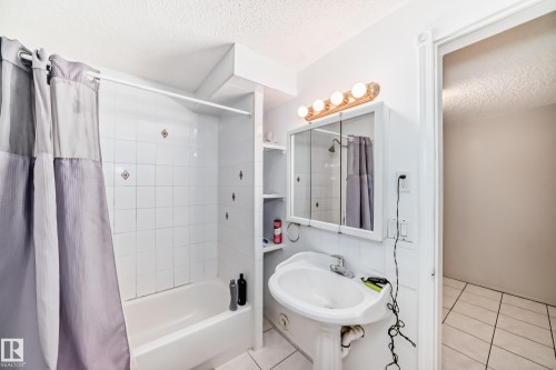 15330 99 Avenue, Edmonton, AB - Indoor Photo Showing Bathroom