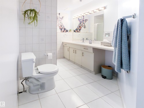 7323 147 Avenue, Edmonton, AB - Indoor Photo Showing Bathroom