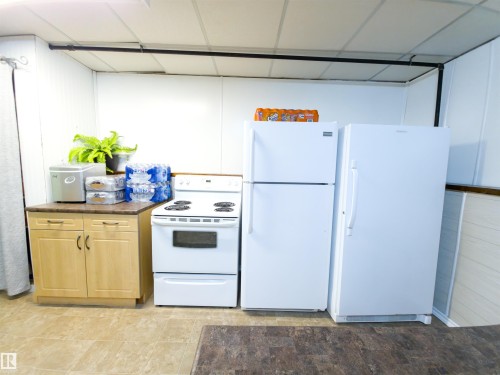 7323 147 Avenue, Edmonton, AB - Indoor Photo Showing Kitchen