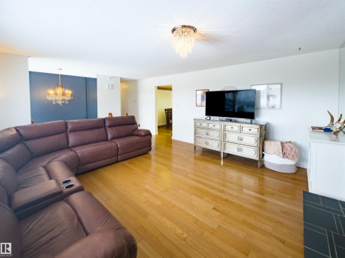 7323 147 Avenue, Edmonton, AB - Indoor Photo Showing Living Room