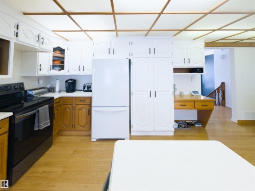 7323 147 Avenue, Edmonton, AB - Indoor Photo Showing Kitchen