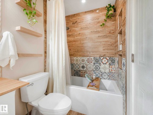 16228 55A Street, Edmonton, AB - Indoor Photo Showing Bathroom