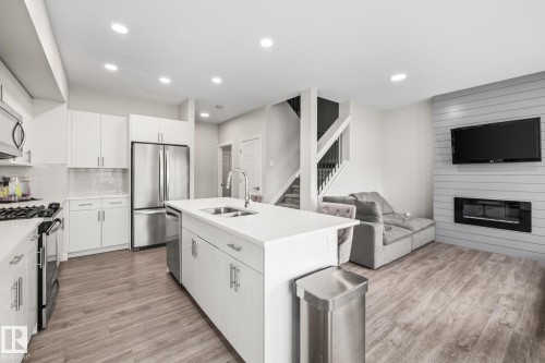 2024 160 Street Sw, Edmonton, AB - Indoor Photo Showing Kitchen With Stainless Steel Kitchen With Double Sink With Upgraded Kitchen