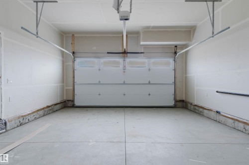 226 Edgemont Green, Edmonton, AB - Indoor Photo Showing Garage