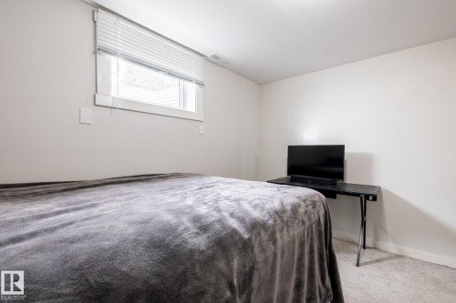 Neutral wall color with white trim and window blinds - 3004 68 Street, Edmonton, AB - Indoor Photo Showing Bedroom