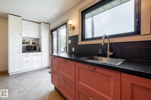 3615 43 Avenue, Edmonton, AB - Indoor Photo Showing Kitchen
