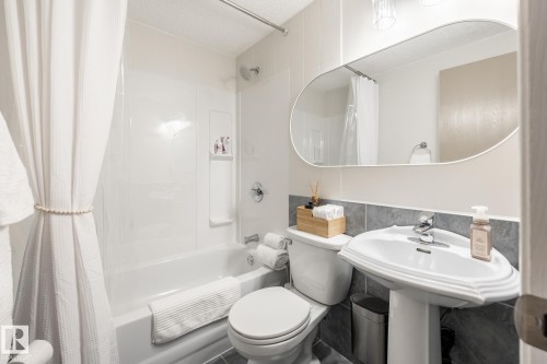 3615 43 Avenue, Edmonton, AB - Indoor Photo Showing Bathroom