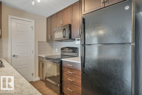 206 5510 Schonsee Drive, Edmonton, AB - Indoor Photo Showing Kitchen