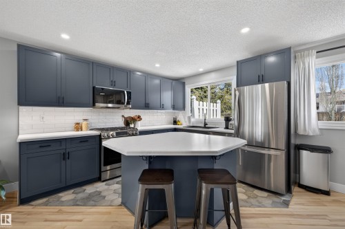 5 Arlington Drive, St. Albert, AB - Indoor Photo Showing Kitchen With Upgraded Kitchen